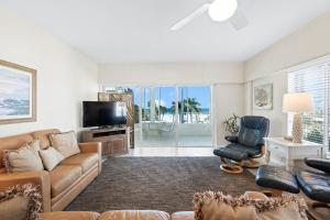 Point O'RocksIsland House Beach Resort 13S的带沙发和电视的客厅