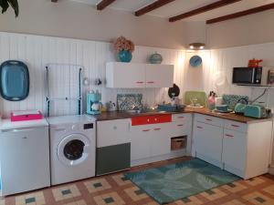库埃斯农河畔罗Rêve du Revert的厨房配有洗衣机和洗衣机。