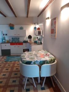 库埃斯农河畔罗Rêve du Revert的厨房配有桌子和小桌子,厨房