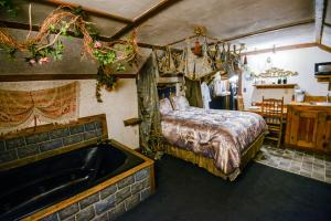 大熊湖城堡木质主题小屋 - 仅限夫妇的一间卧室配有一张床和浴缸
