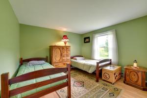 New KingstonQuiet Catskills Getaway with Deck-Panoramic Mtn Views的一间卧室设有两张床和窗户。