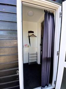 海尔许霍瓦德La Luna - Danny的门通往带紫色窗帘的房间