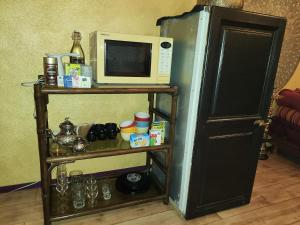 ContheyChez Pipo的微波炉烤箱,放在冰箱旁边的架子上