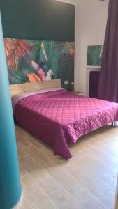 佩斯卡拉Casetta Lungomare的一张带粉红色棉被的床
