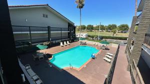 维斯塔Days Inn by Wyndham San Diego Vista的大楼游泳池的顶部景色