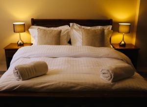 马拉喀什达尔古丽兹公寓的一张带枕头和两盏灯的大型白色床