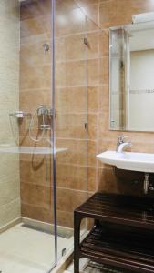 马拉喀什达尔古丽兹公寓的带淋浴和盥洗盆的浴室