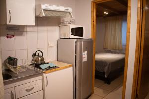 帕普多Cabañas Hostel Aquario Papudo的小厨房配有冰箱和微波炉。