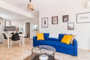 罗列特海岸Grand Apartament Lloret的客厅配有蓝色的沙发和桌子