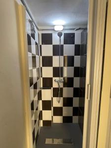 圣朱利安斯Ommi Hostel的浴室设有黑色和白色瓷砖和淋浴。