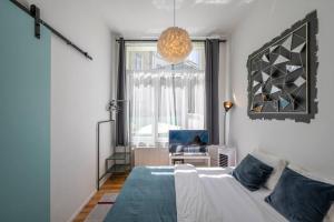 布鲁塞尔Superb 3 Bedroom & 3 Bathroom Duplex In Brussels City Centre的一间卧室设有一张床和一个大窗户