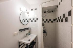 布鲁塞尔Superb 3 Bedroom & 3 Bathroom Duplex In Brussels City Centre的白色的浴室设有水槽和镜子