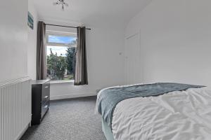 SkegbyModern 3-Bed Terraced House in Sutton-In-Ashfield的一间卧室设有一张床和一个窗口