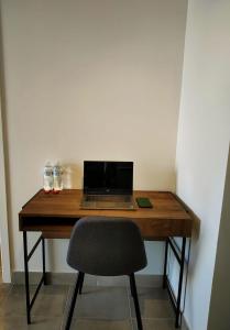 危地马拉Luxury Apartment, 1110 Z.4的一张带笔记本电脑和椅子的桌子