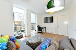 伦敦Bright Amelia Lodge - 2 bed 1 bath with WIFI and Netflix in the heart of London的带沙发和电视的客厅