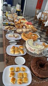 彼得罗利纳Águas Palace Hotel的自助餐,餐桌上摆满了食物