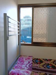 阿布扎比Single Room Near "World Trade Centre&Beach" Abudhabi的一间卧室配有双层床和窗户。