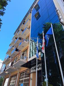 巴统Hotel Royal Palace的前面有旗帜的建筑