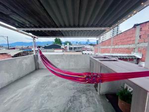 佩雷拉Hostal Casa Amatista的屋顶上的吊床