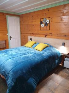 萨拉济La Campierelle的一间卧室设有一张带木墙的大床