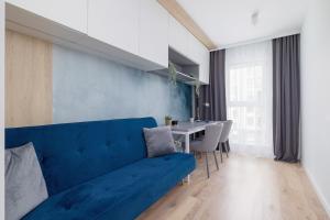 克拉科夫Vetulaniego Apartment with Air Conditioning & Parking by Renters Prestige的客厅配有蓝色的沙发和桌子