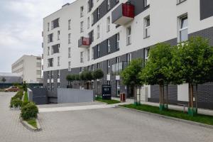 克拉科夫Vetulaniego Apartment with Air Conditioning & Parking by Renters Prestige的大楼前空的街道