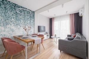克拉科夫Vetulaniego Apartment with Air Conditioning & Parking by Renters Prestige的客厅配有桌子和沙发