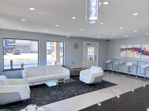 费耶特维尔Deluxe Inn - Fayetteville I-95的客厅配有白色的沙发和桌椅
