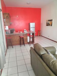 恩塞纳达港Adanesne Apartments的带沙发和红色墙壁的客厅
