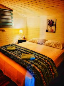 奥索尔诺HOSTAL PARADISE BLUE OSORNO的一间卧室配有一张床,其中配有键盘