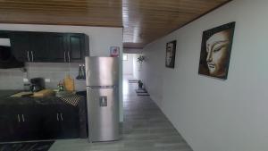 雅科Casa Dñ Ana的厨房配有不锈钢冰箱和走廊
