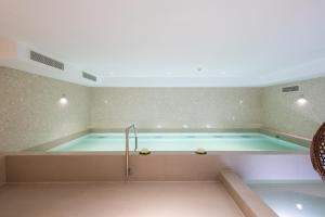 地拉那Spa & Pool - Studio Apartments 365的带浴缸的客房内的大浴缸