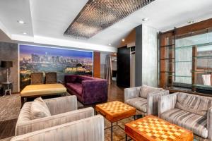 洛杉矶O Hotel by LuxUrban的带沙发的客厅和城市画