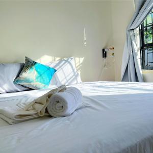 威廉斯塔德Boca Simon Vacation Curacao的一张白色的床,上面铺着一条毛巾