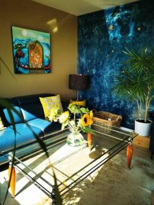 FalmerLuxury Apartment Brighton and South Downs National Park, Free Parking的客厅配有蓝色的沙发和玻璃桌