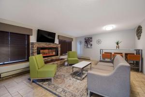 伯米吉伯米吉贝斯特韦斯特酒店的客厅配有沙发、椅子和壁炉
