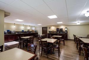 伯米吉伯米吉贝斯特韦斯特酒店的一间带桌椅的用餐室和一间厨房