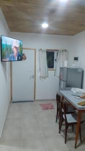 特雷利乌Cabaña La Escondida的客厅配有桌子和天花板上的电视