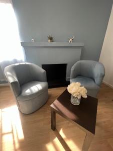 维纳德马Hostal Ravello - ex Viña Bella的客厅配有两把椅子和一张茶几