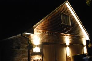 弗利特Stylish Hampshire Cottage, Parking, Patio, Dog Friendly, Local Restaurants的夜晚,房子的一侧有灯