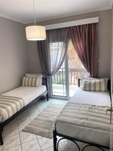 尼亚·蒙达尼亚Baku Apartments的一间卧室设有两张床和大窗户