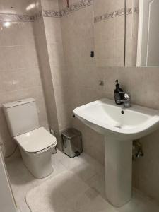 尼亚·蒙达尼亚Baku Apartments的浴室配有白色水槽和卫生间。