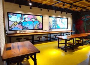 科恰班巴Monoambiente totalmente equipado y centrico的墙上涂鸦的房间的一排桌子
