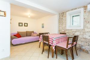 伊格拉恩Holiday house with a parking space Igrane, Makarska - 8332的客厅配有桌子和沙发