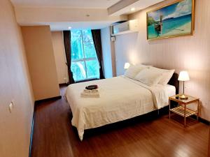 Bang KapiBangkok Downtown 2bedrooms3bth Near Asoke Btsmrt No1的卧室配有白色的床和窗户