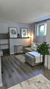 魁北克市Le Calvados的一间卧室配有一张床和一张沙发
