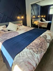 魁北克市Le Calvados的一间卧室配有一张大床和大镜子