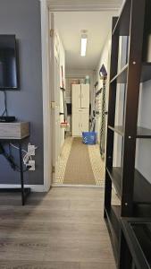魁北克市Le Calvados的走廊设有门,通往带冰箱的房间