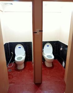 科隆Footprints Hostel的一间设有两个卫生间的浴室
