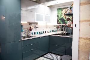 波尔多Pretty house - near botanical garden的厨房配有蓝色橱柜和水槽